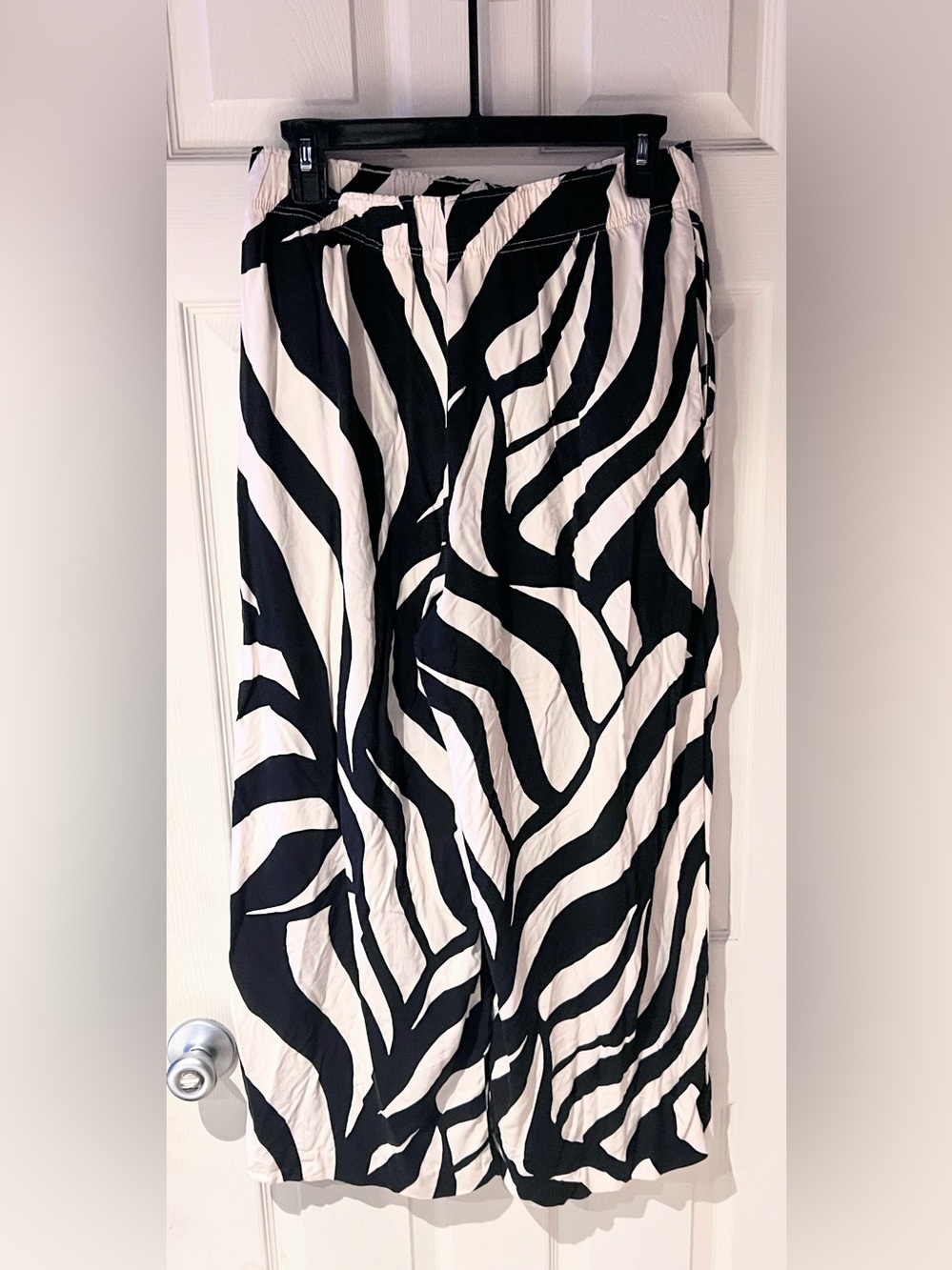 H&M Black and White Zebra-Print Cropped Wide Leg Pants Size Medium - Picture 4 of 4